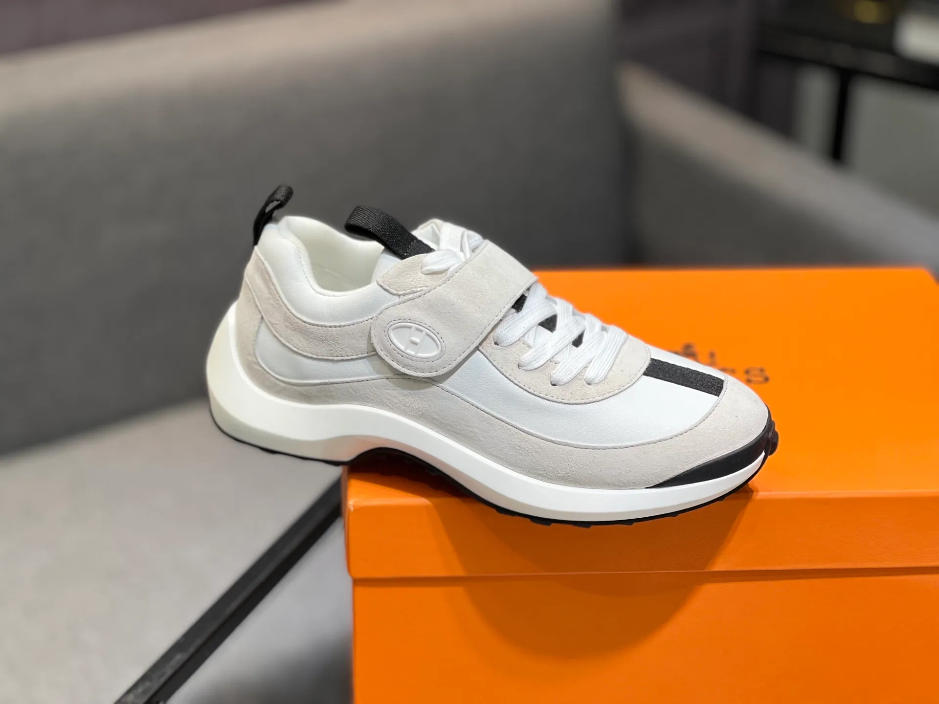 Men's shoes 💰600 Actual photos 🎬 [Hermès] Couple style, official website synchronization Counter quality French Paris catwalk style Simple and classic Imported original fabric Original 1:1 outsole! The highest version on the market! Size: Female 35-41. Male 39-45 (female 41, male 45 customized)